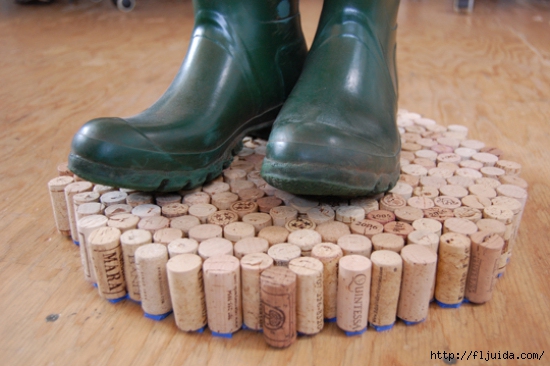 wine-cork-projects-cork-mud-mat-from-michelle-kaufmann (550x366, 156Kb)