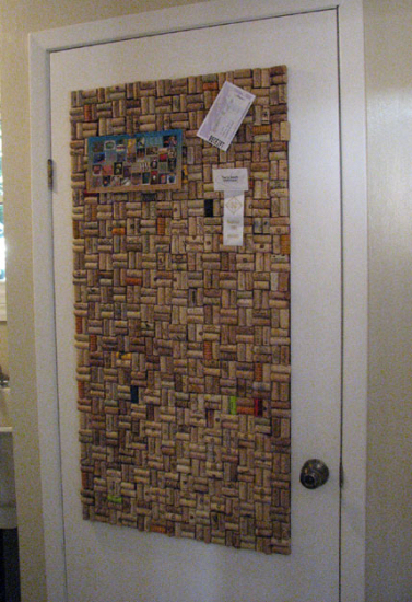 wine-cork-projects-wine-cork-bulletin-board-from-and-sew-it-goes (377x550, 280Kb)