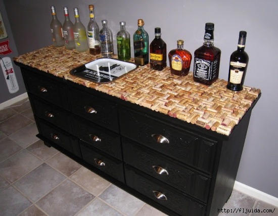 wine-cork-projects-wine-cork-dresser-top-from-decorating-obsessed (550x428, 179Kb)