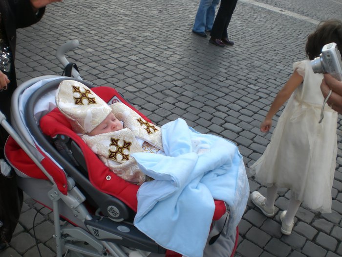 1360887591_Vatican_City__FaithHOPECharity_Parents_Bring_their_Newborn_to_the_Vatican_to_Celebrate_orbiscatholicussecundusblogspotcom___2008_baby_vatican (700x525, 87Kb)