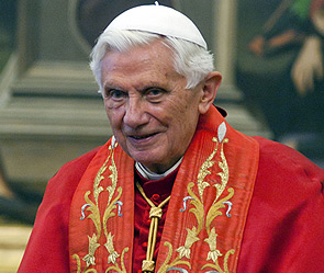 1360966108_Otrekshiysya_ot_prestola_papa_rimskiy_Benedikt_XVI_stanet_pochetnuym_episkopom_Rima____705644 (295x249, 37Kb)