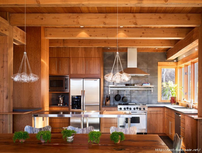 Unique-Glazed-Hanging-Lamp-In-Wooden-Dining-Room (700x530, 224Kb)