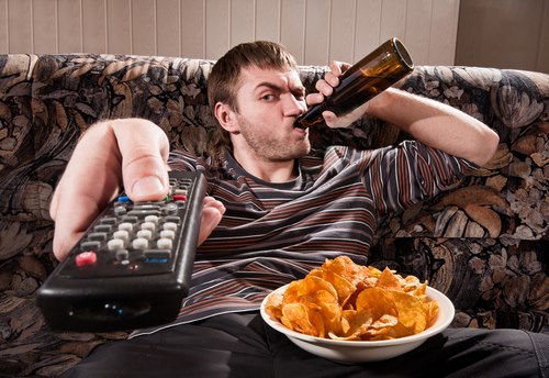 man_beer_TV_couch (500x344, 53Kb)