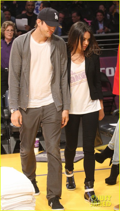 ashton-kutcher-mila-kunis-lakers-game-couple-04 (398x700, 73Kb)