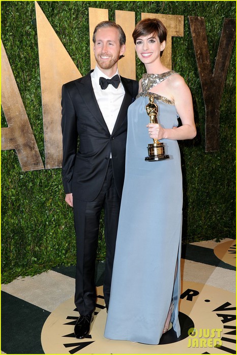 anne-hathaway-adam-shulman-vanity-fair-oscars-party-2013-01 (466x700, 111Kb)