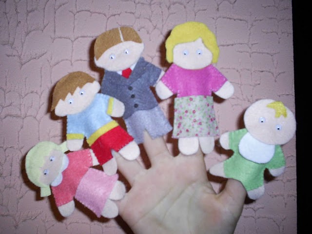 Семья из фетра. Пальчиковые куклы. Пальчиковые игрушки семья. Пальчиковый театр в детском саду. Пальчиковые куколки из ткани.