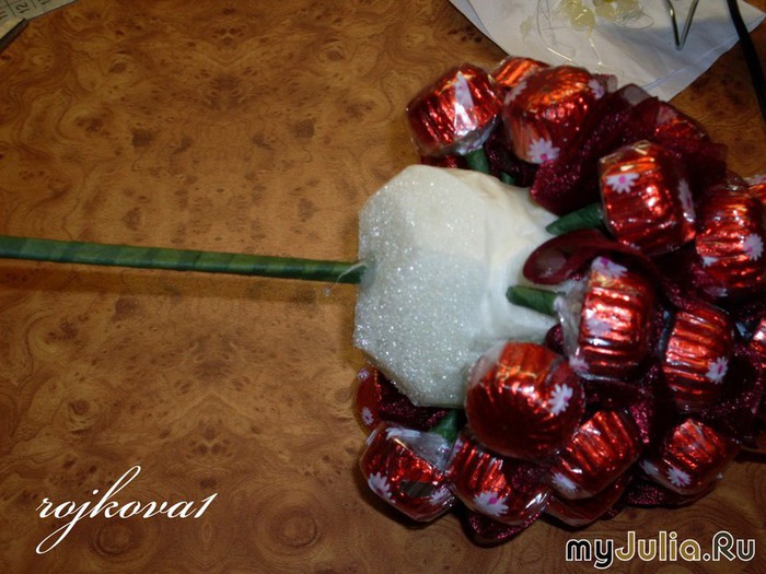 Виноградная гроздь из конфет на 8 марта