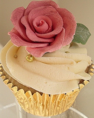 1362279474_cupcakesareloveeetumblrcom_pinkrose (320x403, 100Kb)