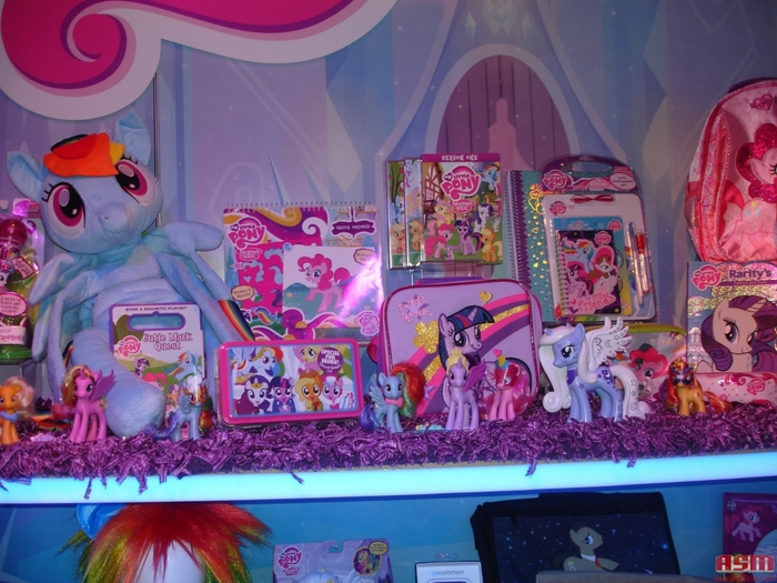 1362058243_youloveit_ru_pony_toy_fair_201301 (700x525, 304Kb)