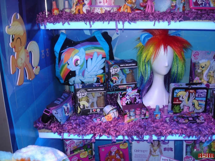 1362058275_youloveit_ru_pony_toy_fair_201302 (700x525, 333Kb)