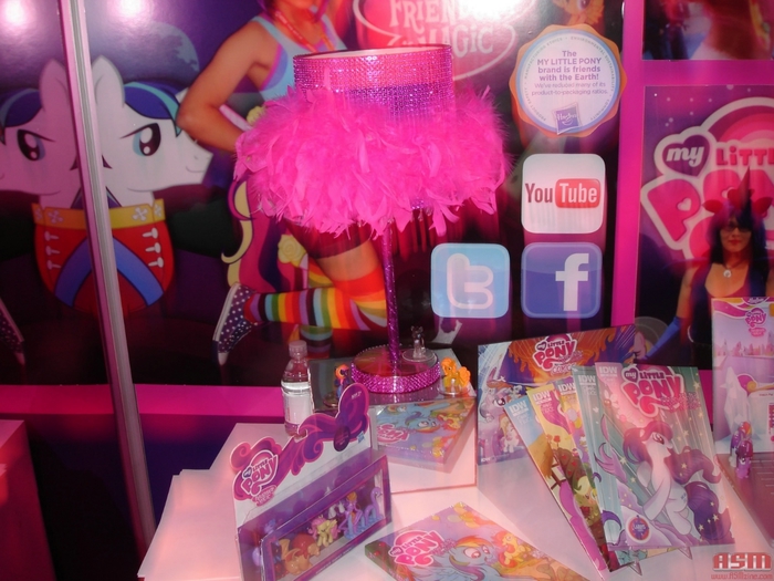 1362058256_youloveit_ru_pony_toy_fair_201305 (700x525, 273Kb)