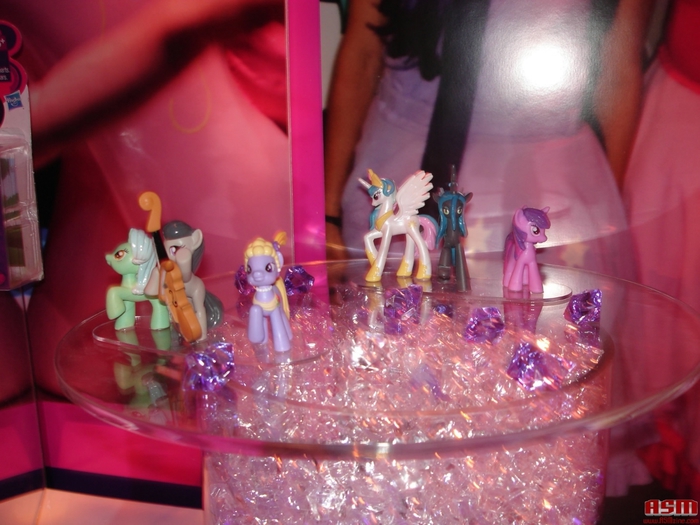 1362058268_youloveit_ru_pony_toy_fair_201306 (700x525, 255Kb)