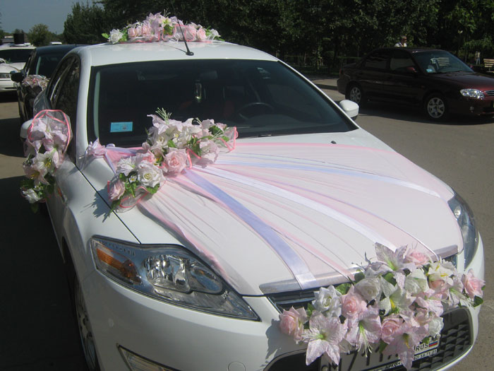 7 популярных вариантов декора авто на свадьбу