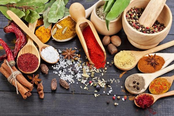 Spices-condiments-bowls-pepper-walnut-nutmeg-cinnamon-anise-caraway-400x600 (600x400, 63Kb)
