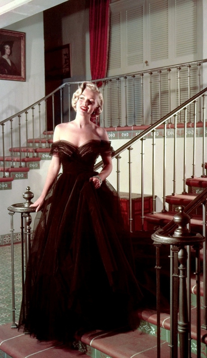 4463379_Marilyn_Monroe_photographed_by_John_Florea_1951 (405x700, 203Kb)