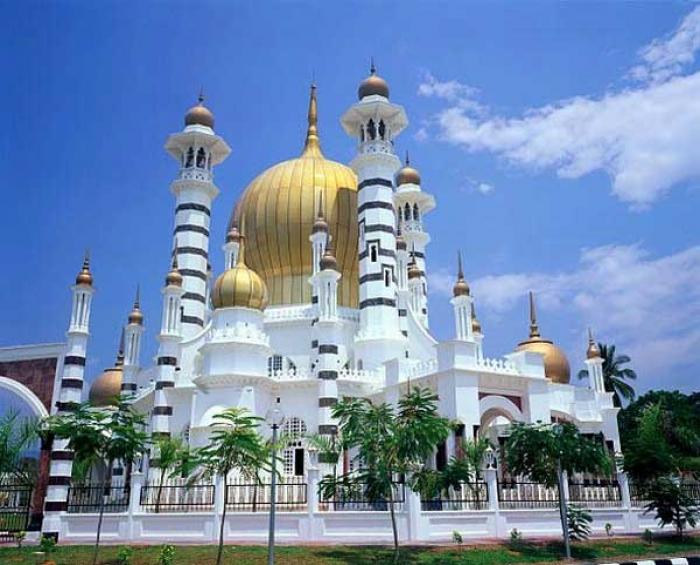 Восточная малайзия. Мечеть Куала Лумпур. Мечеть Убудиах – Куала Кангсар, Малайзия. Малайзия Империя. Федерация Малайзия дворец.