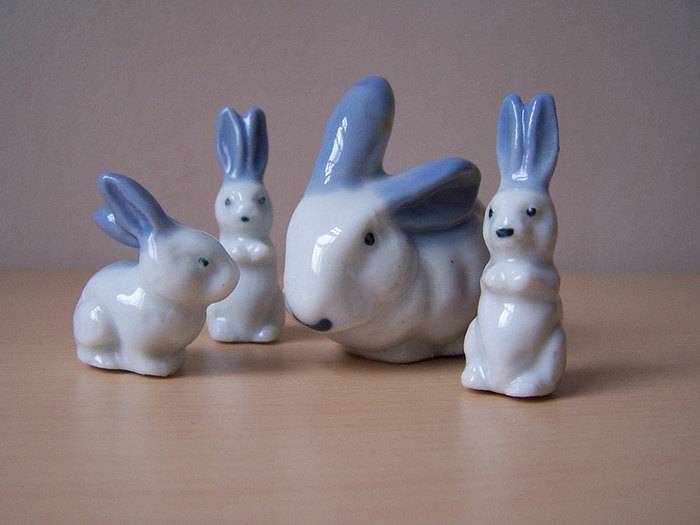 Фарфор кролик. Фарфоровый кролик. Фарфоровые статуэтки кролик. Керамические кролики фарфор. Кролик статуэтка фарфор.