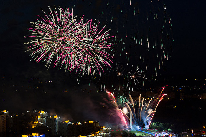 1368128707_fireworks_15 (699x466, 140Kb)