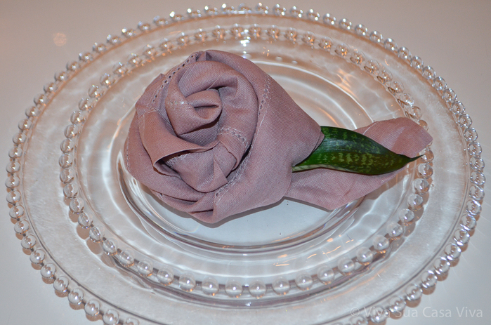 Как сложить розу из льняной салфетки для оригинальной сервировки стола (8) (700x463, 351Kb)