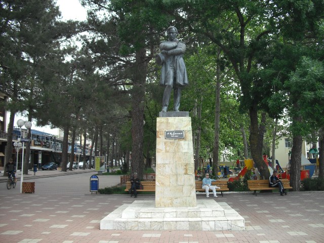 Памятник лермонтову в геленджике фото