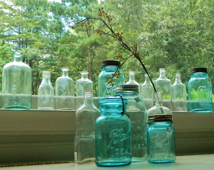 Интерьер из стеклянных бутылок