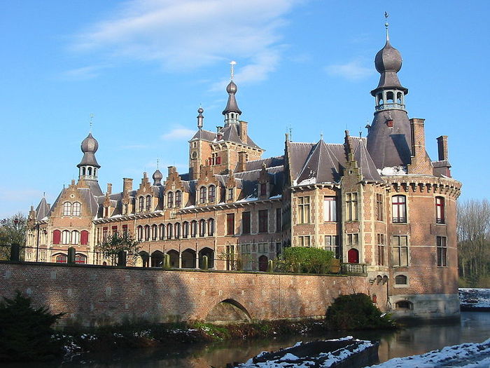800px-Ooidonk_castle_view (700x525, 89Kb)