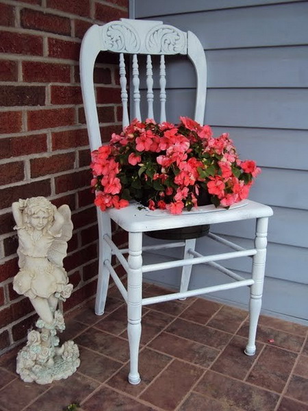 planting-flowers-in-chairs2-13 (450x600, 86Kb)