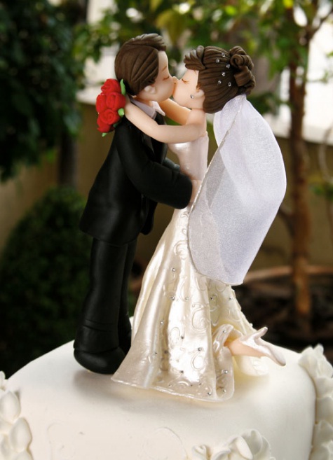 Жених с невестой для свадебного торта. Лепка из сахарной мастики (1) (475x657, 77Kb)