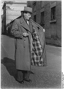 1204651_220pxBundesarchiv_Bild_183217520005_VEB_Leipziger_Bekleidungswerke_preiswerte_Trenchcoats (220x304, 15Kb)