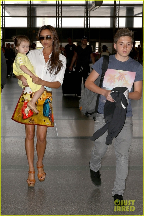 victoria-beckham-carries-sleepy-harper-through-lax-05 (468x700, 245Kb)