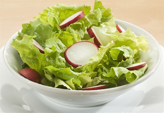 1304076209_salat-latuk-s-zelenym-lukom-i-redisom (560x388, 54Kb)
