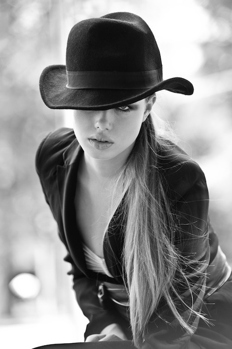 Девушка в шляпе черно белое фото без лица