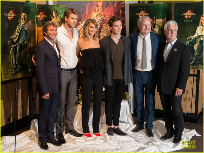 jennifer-lawrence-liam-hemsworth-catching-fire-cannes-photo-call-03 (700x525, 289Kb)