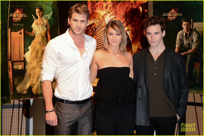 jennifer-lawrence-liam-hemsworth-catching-fire-cannes-photo-call-12 (700x466, 96Kb)