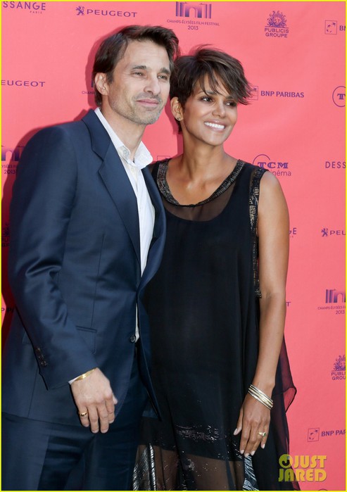halle-berry-olivier-martinez-toiles-enchantees-champs-elysees-event-07 (493x700, 70Kb)