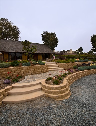 front-yard-retaining-walls-block-succulents-landscaping-network_4279 (386x510, 190Kb)