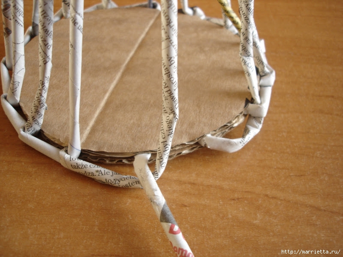 Плетение из газет. Подробный фото мастер-класс по плетению корзинки ЯБЛОЧКА (10) (700x525, 264Kb)