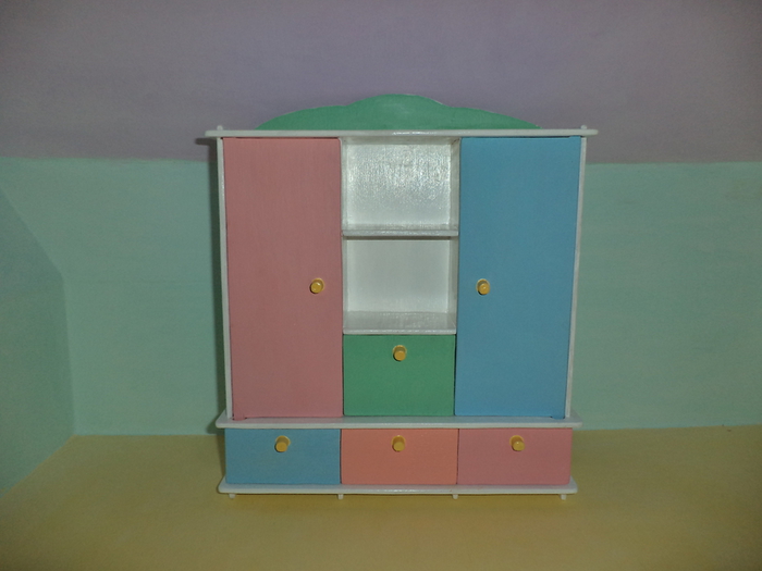 Шкаф для кукольного домика