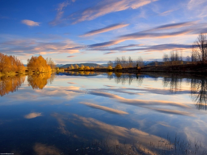 lake-placid-reflects-the-sky-clouds-and-yellow-autumn-trees_2048x1536 (700x525, 239Kb)