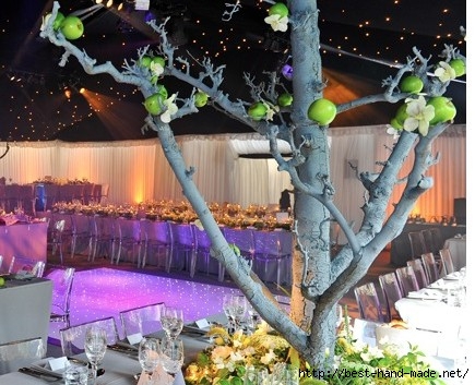 interior-of-wedding-decorated-with-apple-tree-435x353 (435x353, 142Kb)