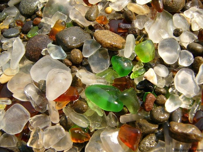 323927500002000glass_beach_02 (700x525, 383Kb)