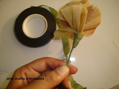 букет цветов из листьев кукурузы - талаша, мастер-класс (34) (400x300, 48Kb)