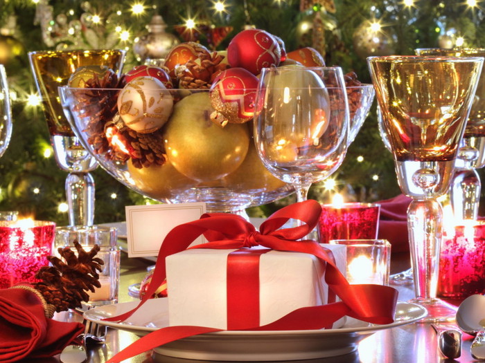 4703105_Holidays_New_Year_wallpapers_New_Year_s_table_with_toys_032575_ (700x525, 141Kb)