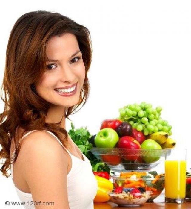 4823406-joven-sonriente-mujer-con-frutas-y-verduras-m-s-de-fondo-blanco (640x698, 53Kb)