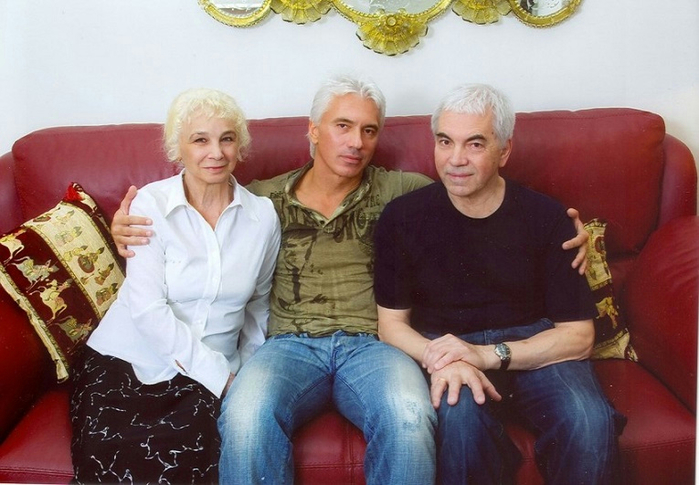 DHV-Dmitiri-with-his-Parents-850x589[1] (700x485, 340Kb)