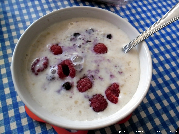 Рисовая каша с замороженной клубникой