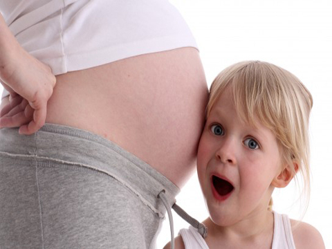 woman-pregnant-child-stomach-brother-sister (480x360, 95Kb)