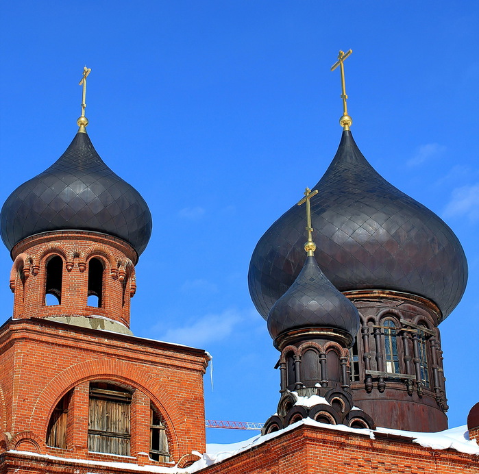 Храм с черными куполами в Москве