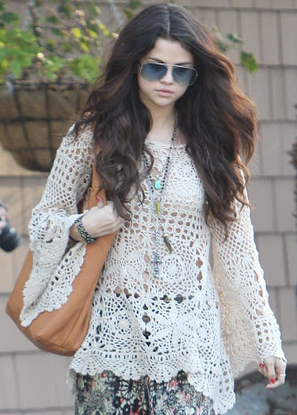 selena-gomez-shows-70s-inspired-look (333x465, 64Kb)