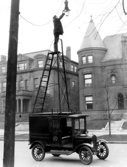 Changing street lamps 1910's style. (532x696, 115Kb)